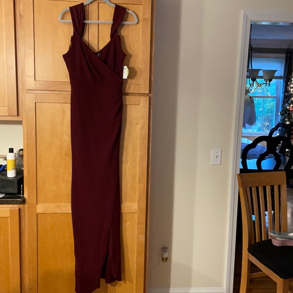 BEAUTIFUL LONG SPECIAL OCCASION DRESS!! WIDER SHOULDER STRAPS FOR COMFORT.